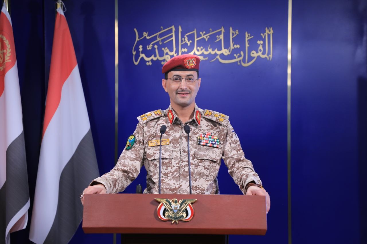 بـ16 صاروخاً ومسيّرة.. سريع: استهدفنا مدمّرة أميركية و3 سفن إمداد