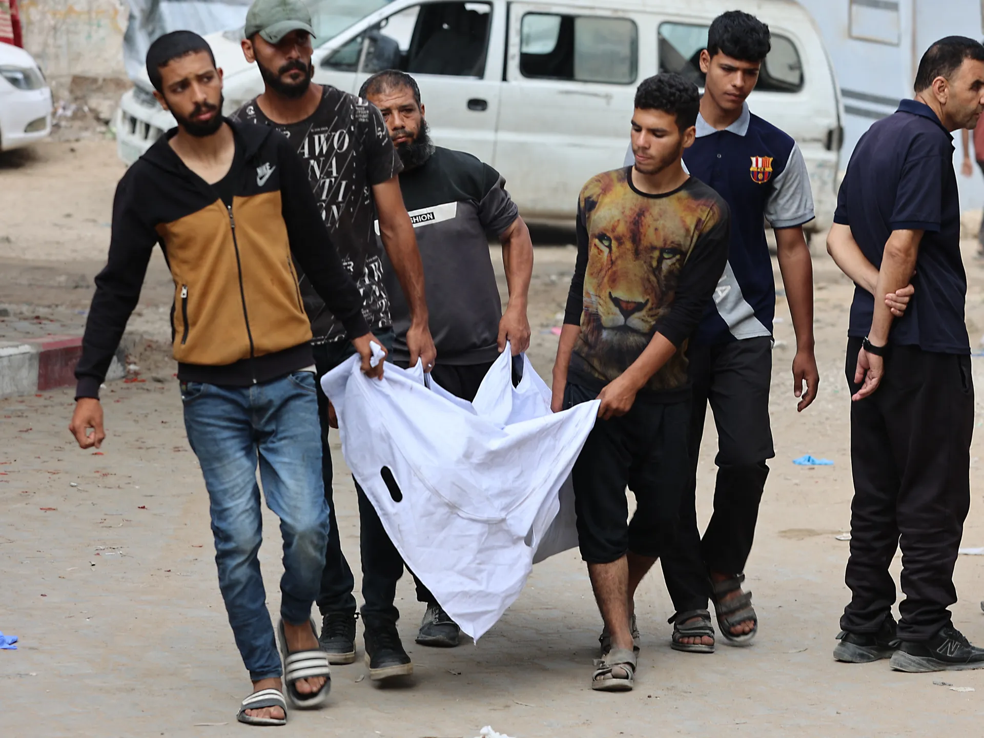 مجازر بحق المدنيين المنتظرين للمساعدات في غزة ومطالبة بفتح المعابر
