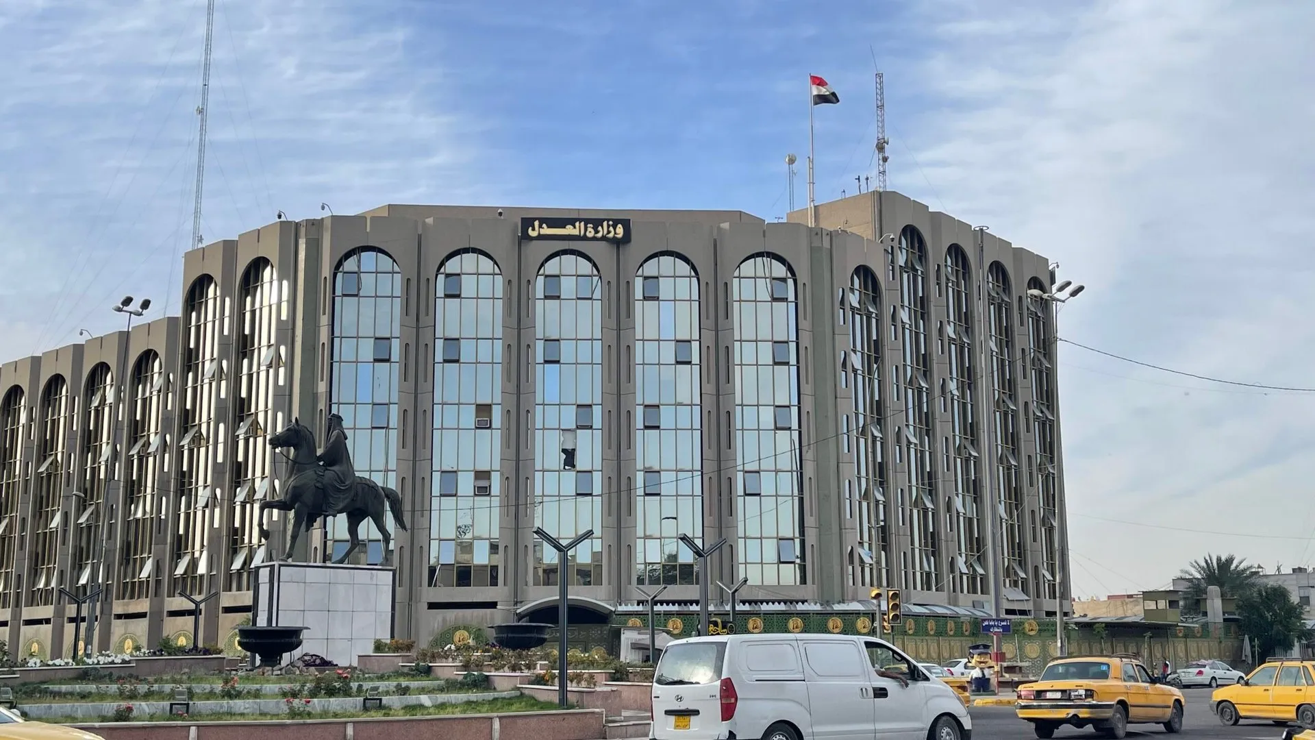 لتقليل الزخم في الدوائر.. العدل تستحدث 3 شعب تسجيل عقاري في بغداد وكربلاء