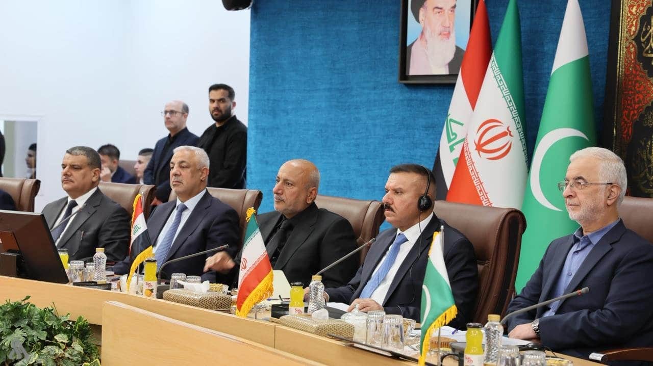 الشمري يناقش استعدادات زيارة الأربعين مع نظيريه الإيراني والباكستاني    