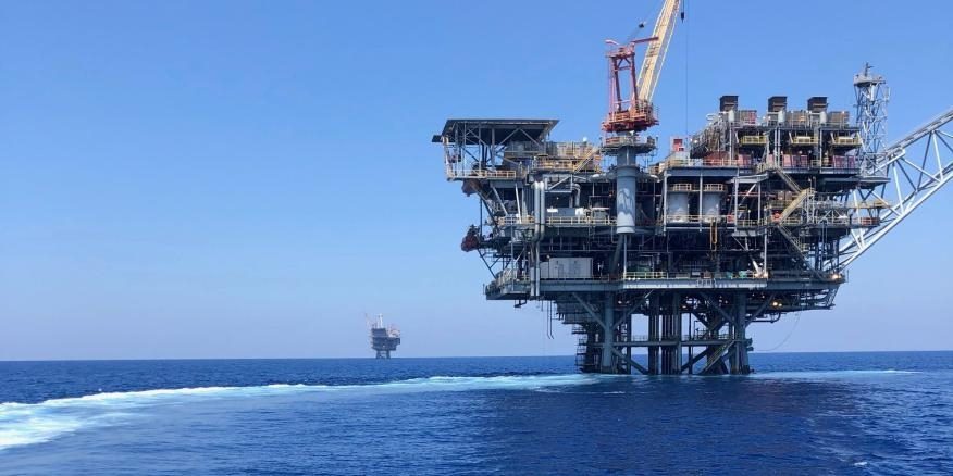 انخفاض أسعار النفط عالميا مع ترقب تحولات محتملة في الإمدادات سببها الرسوم الامريكية