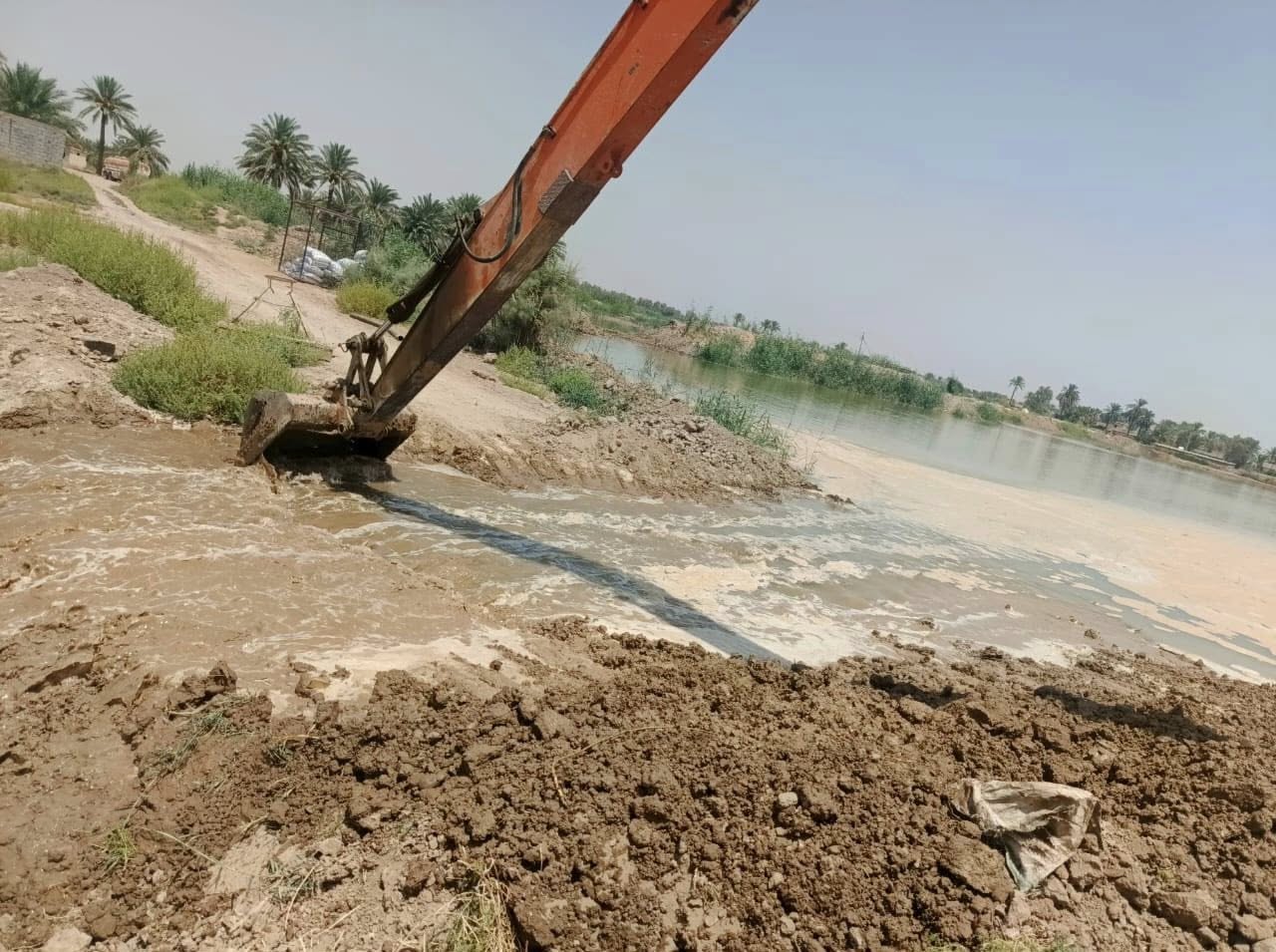 ضمن حملة مكثفة.. ردم بحيرات أسماك متجاوزة بمناطق الطارمية والمحمودية والمدائن