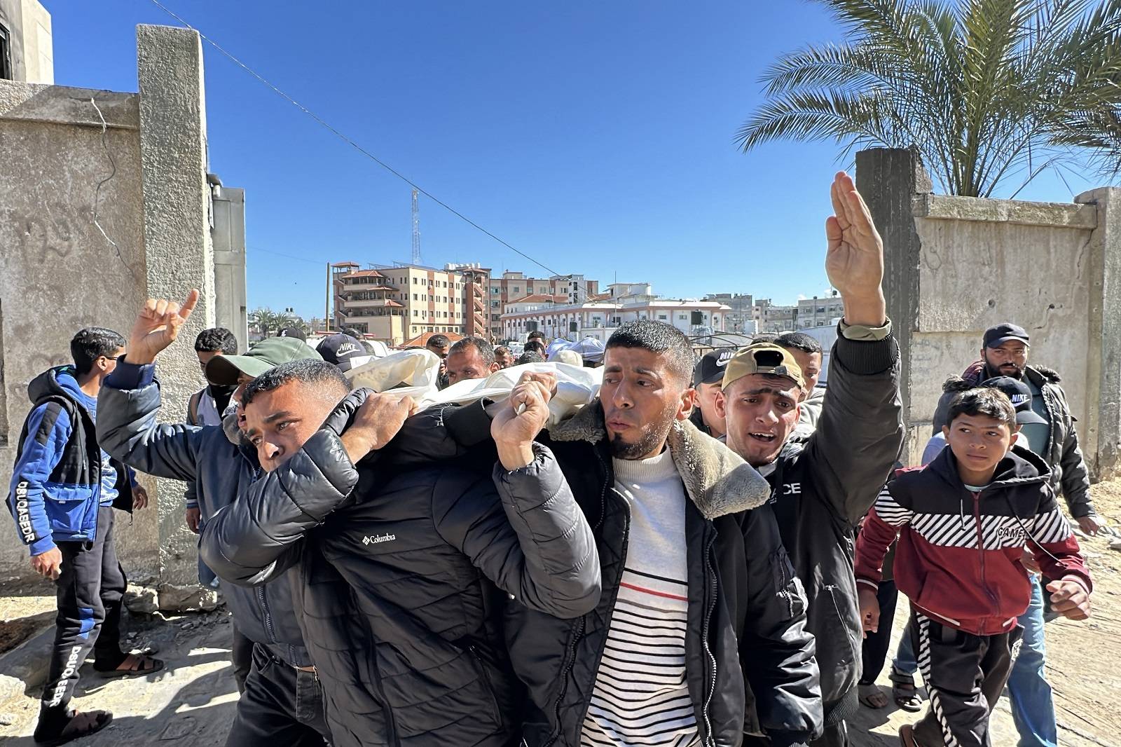 غزة… شهداء وجرحى بانقلاب شاحنة فوق عشرات الجوعى