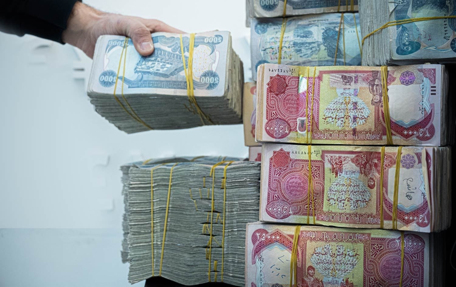 الرافدين يباشر بتوزيع رواتب المتقاعدين لشهر أيلول