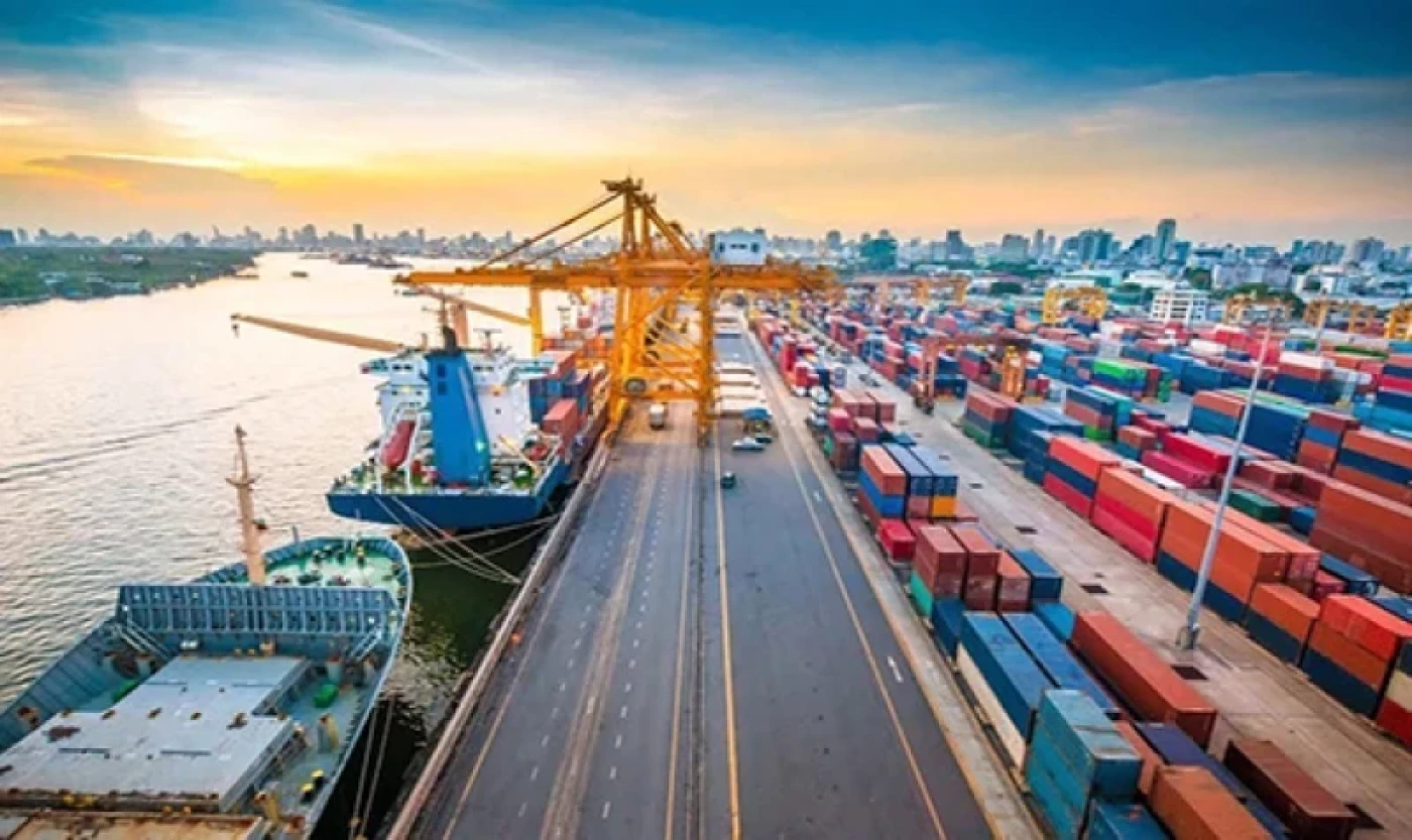 ضبط 13 حاوية أدوية ومستلزمات طبية مخالفة في ميناء أم قصر