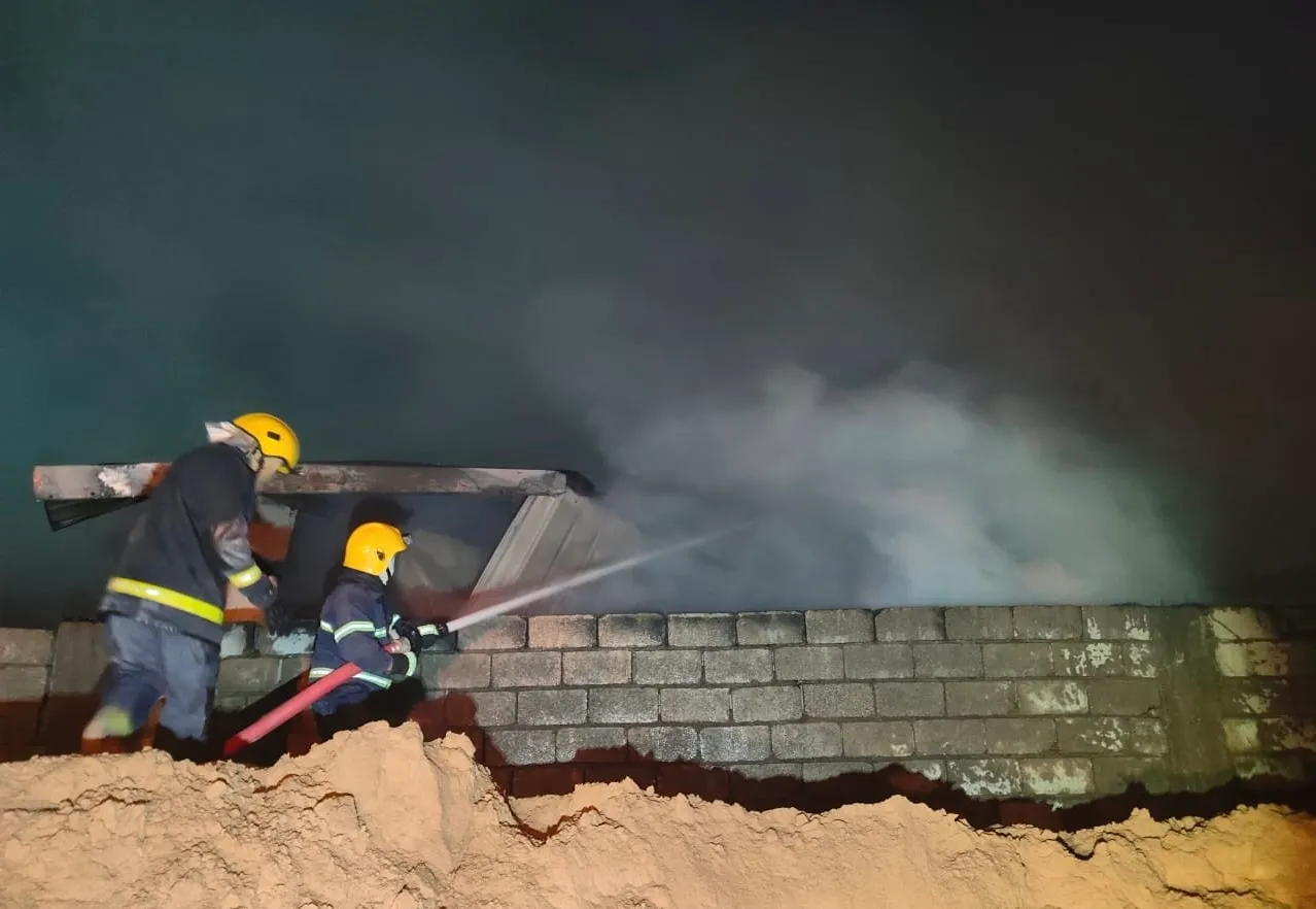 فرق الدفاع المدني تسيطر على حريق التهم مخزن للأخشاب في بغداد