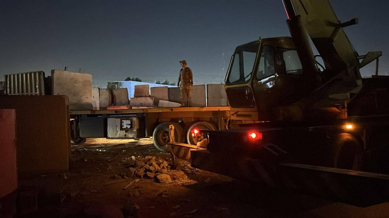 قيادة عمليات بغداد ترفع الكتل الكونكريتية ضمن منطقة “الغزالية” غربي العاصمة