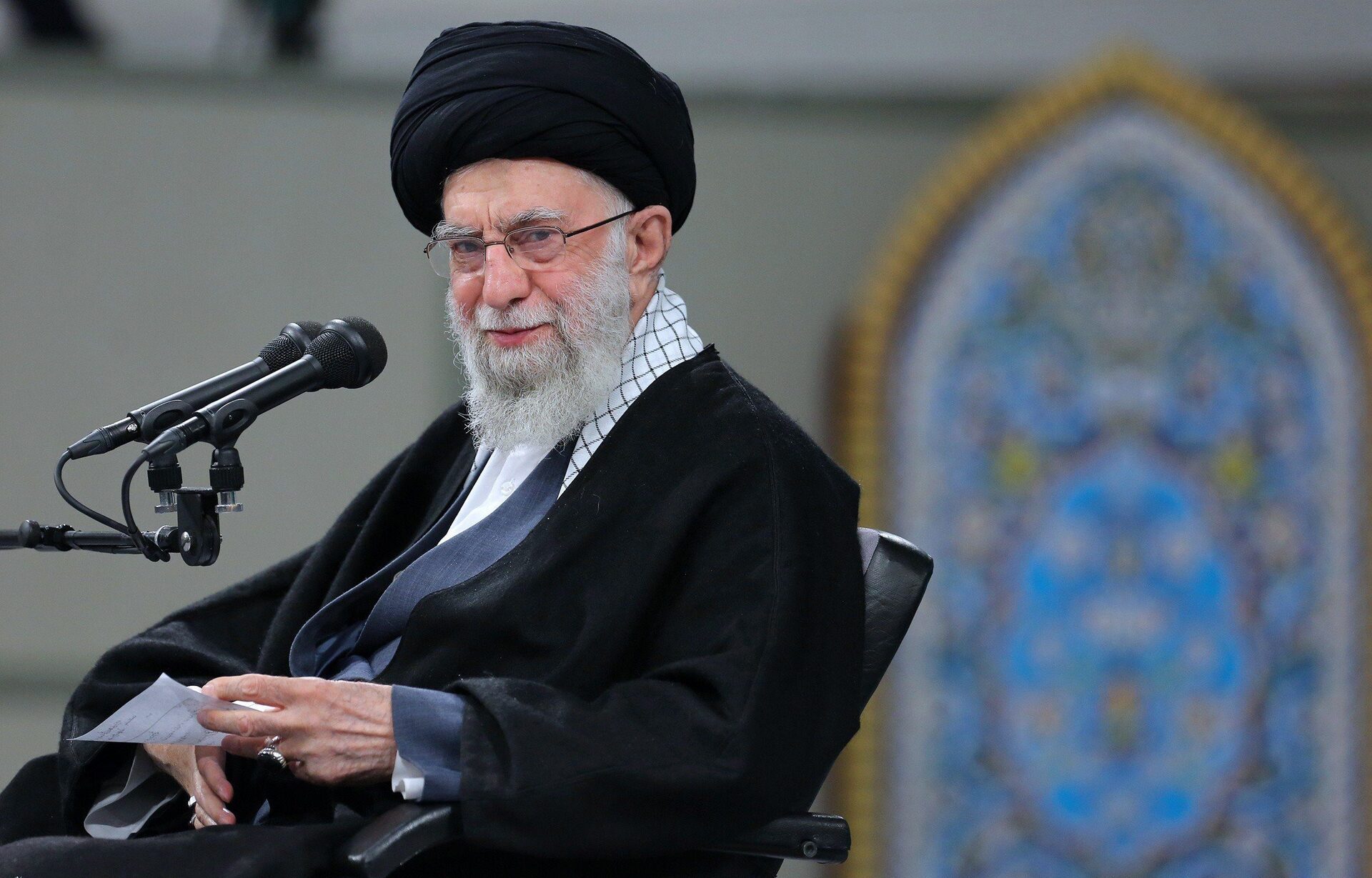 ماذا قال الامام الخامنئي رض حول اختيار القيادة المستقبلية