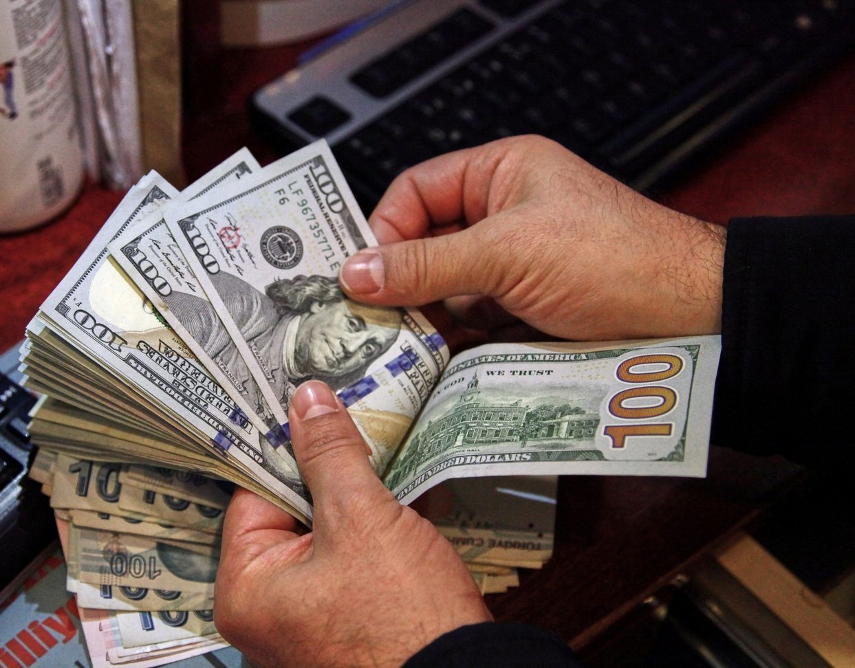 أسعار صرف الدولار في بغداد والبصرة وأربيل اليوم الاثنين